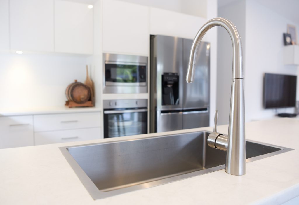kvadratni sudoper unutar moderne kuhinje po mjeri