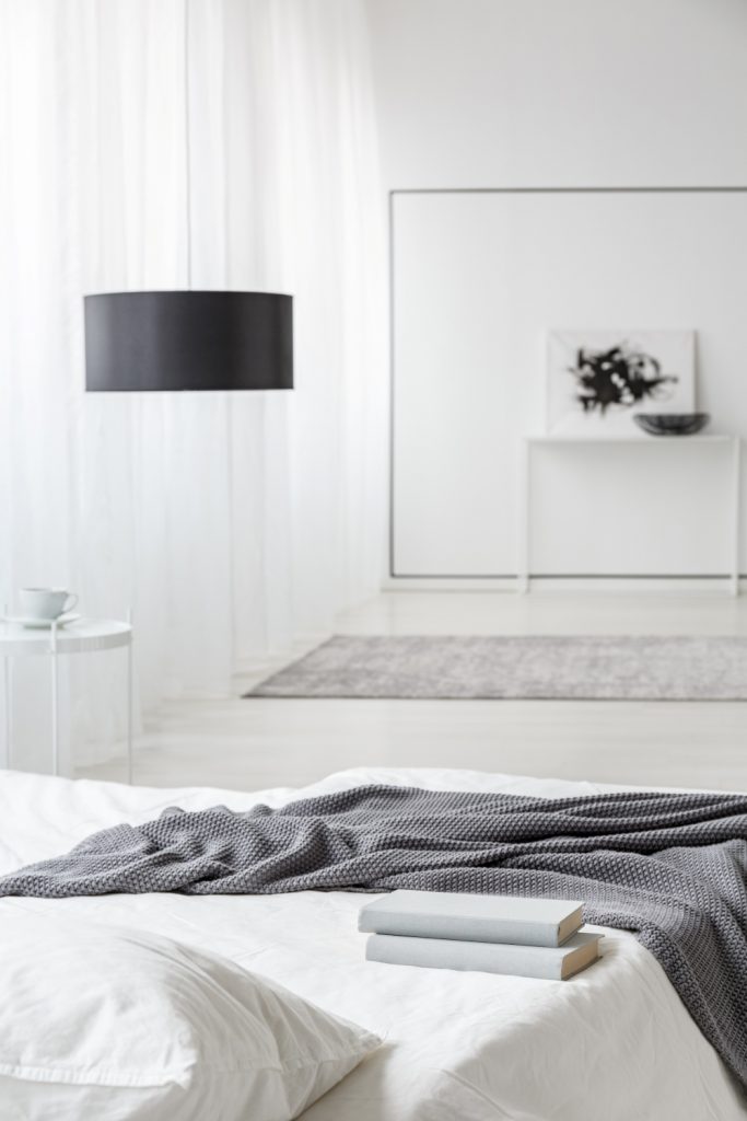 sivo minimalistično uređenje spavaće sobe