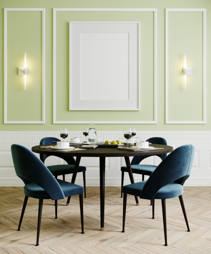 zeleni zidovi, plave blagovaonske stolice i crni okrugli stol
