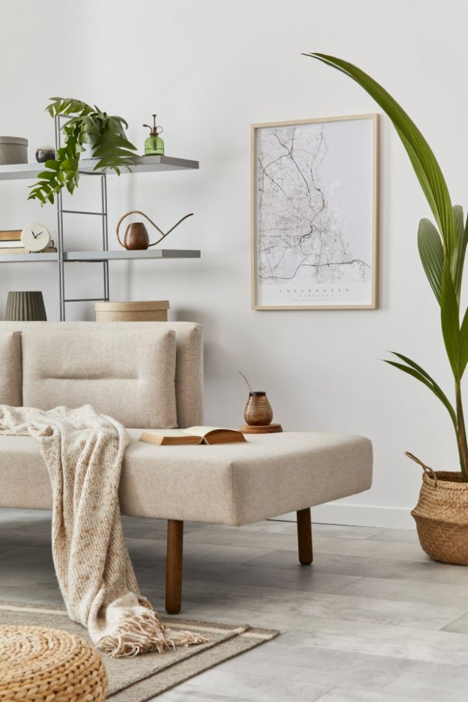 minimalistično uređenje doma sa biljkama, velikom bijelom sofom i dekom