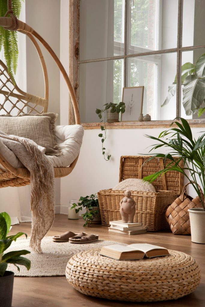 boho stil detalji, ljuljačka, tabure, košara, kipić i okrugli tepih sa dekom i jastukom