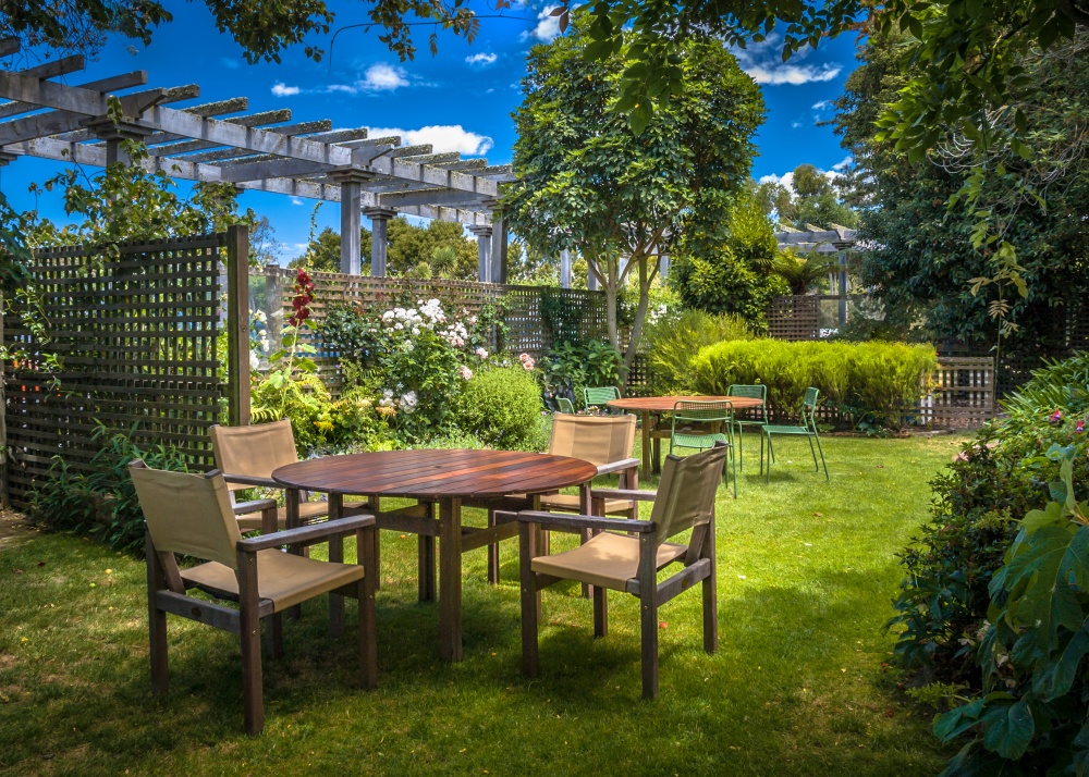 vrtni namještaj, stolice i stolovi na zelenoj terasi