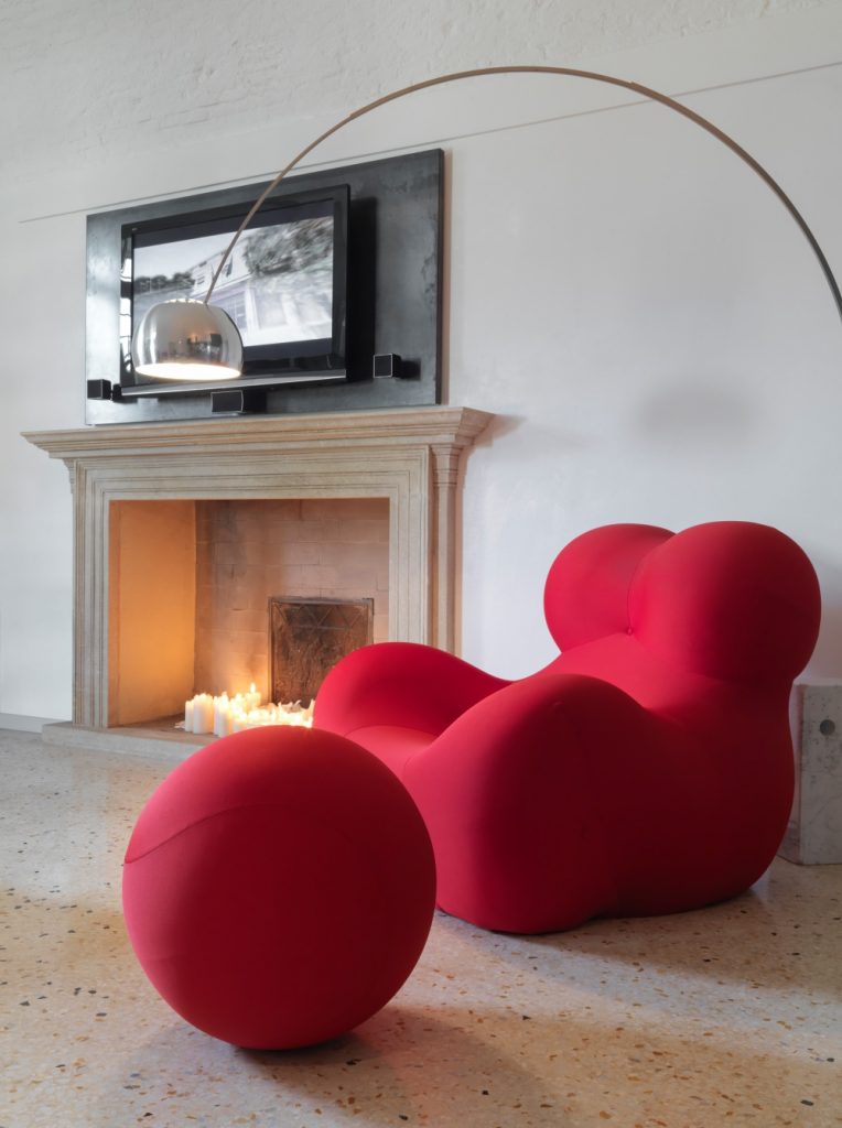crvena fotelja u modernom interijeru